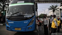 Para penumpang bus yang baru tiba di Jakarta itu pun kemudian diarahkan untuk melakukan tes swab antigen.  
