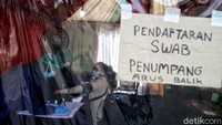 Selama puncak arus balik mudik Lebaran 2021 ada ratusan pemudik yang terjaring tes acak dan dinyatakan positif terpapar COVID-19. Dari sebanyak 77.068 pemudik yang dilakukan tes COVID-19 per 15 Mei ditemukan 264 di antaranya positif. Foto: Pradita Utama