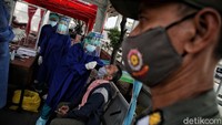 Usai menjalani pemeriksaan kesehatan, para penumpang kemudian menjalani swab antigen. Hasil tes COVID-19 tersebut bisa didapatkan penumpang dalam waktu 15 menit usai menjalani tes.  