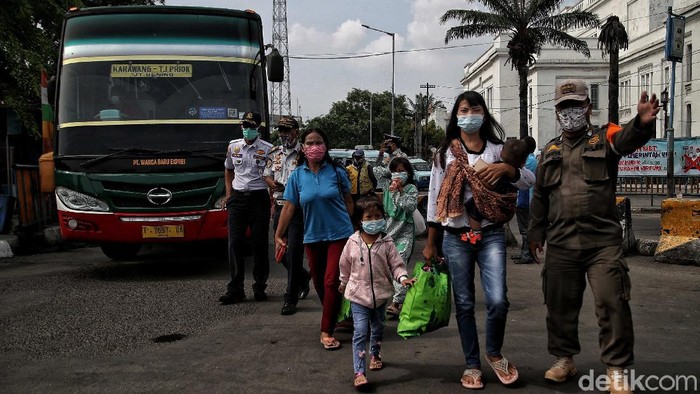 Berakhirnya libur Lebaran serta larangan mudik membuat warga yang sebelumnya tinggalkan Jakarta kembali ke Ibu Kota. Bus jadi transportasi andalan para pemudik.