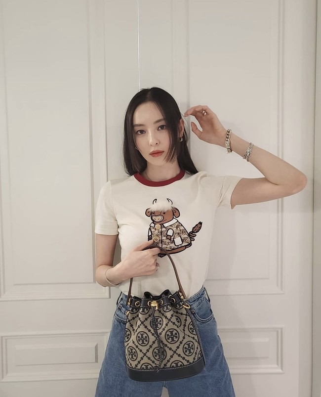 Aktris cantik ini mulai banyak dikenal saat tampil dalam I Can Hear Your Voice. Sejak itu, ia membintangi sejumlah drama Korea seperti Search: WWW dan The Beauty Inside. Foto: dok. Instagram dahee0315