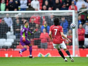 Cavani Bawa MU Ungguli Fulham di Babak Pertama