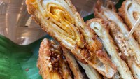 Risol creamy yang lembut, diisi dengan sei sapi, ayam geprek, dan roa yang royal. Bumbunya tetap terasa, tak perlu pakai tambahan cabe rawit atau saus untuk menikmati risol makanan Indonesia ini. Foto: detikFood