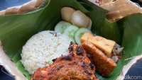 Di Mankena, kamu bisa nongkrong sekaligus makan kenyang ditemani ayam bakar rempah dan ikan tuna kecombrang enak. Foto: detikFood