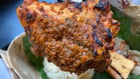Potongan ayamnya cukup besar, dipanggang hingga garing, dan diolesi bumbu rempah khas Mankena yang melimpah. Sementara aroma harum dari daun salam, begitu tercium di nasinya yang pulen. Foto: detikFood
