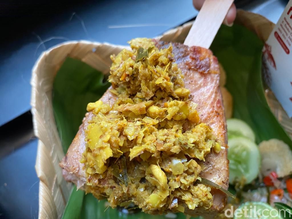 Mankena : Nongkrong Sambil Makan Ayam Rempah dan Tuna Kecombrang