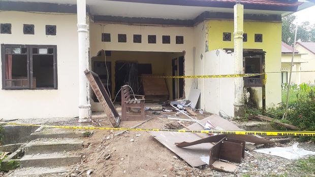 Markas Polsek Candipuro dibakar warga pada Selasa (18/5/2021) malam