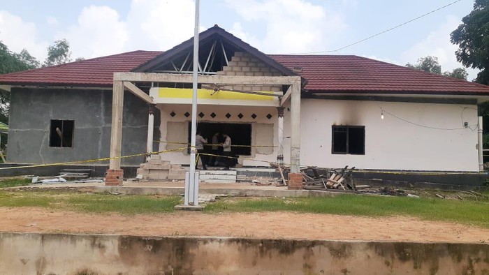 Markas Polsek Candipuro dibakar warga pada Selasa (18/5/2021) malam