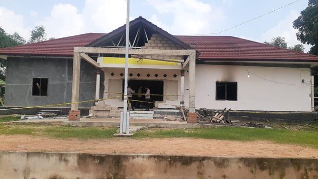 Markas Polsek Candipuro dibakar warga pada Selasa (18/5/2021) malam