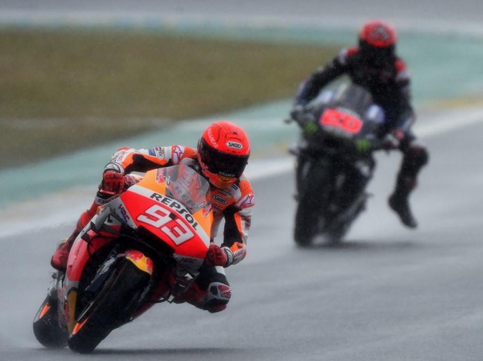 (from L) Repsol Honda Teams Spanish rider Marc Marquez competes ahead Monster Energy Yamaha MotoGP French rider Fabio Quartararo, during the French MotoGP, in Le Mans, northwestern France, on May 16, 2021. (Photo by JEAN-FRANCOIS MONIER / AFP)