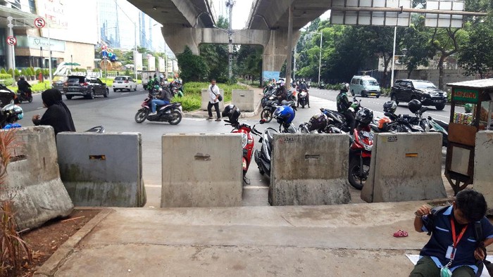 MCB telah dipasang di putaran atau U turn Jl Prof Dr Satrio, Kuningan Jakarta Selatan. Sehingga, pemotor tidak bisa naik ke trotoar.