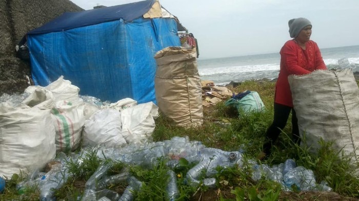 Melihat pemburu sampah plastik di pesisir teluk Palabuhanratu Sukabumi