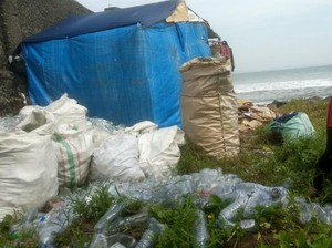 Mengenal Siti Maryati, Pemburu Sampah Plastik di Pesisir Palabuhanratu