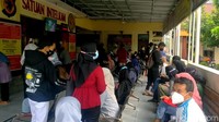 Begini ramainya Mapolres Majalengka, Jawa Barat, yang didatangi warga untuk mengajukan permohonan pembuatan Surat Keterangan Catatan Kepolisian (SKCK), Rabu (19/5/2021).