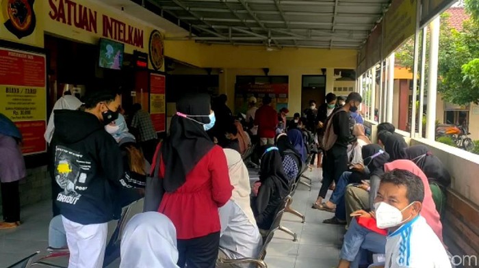 Melihat Ramainya Antrean Pembuatan SKCK di Majalengka Usai Lebaran Warga tampak ramai berdatangan ke Mapolres Majalengka. Usai Lebaran, mereka datang untuk ajukan permohonan pembuatan Surat Keterangan Catatan Kepolisian (SKCK).