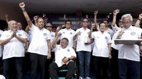 Momen saat Wimar Witoelar bersama kelompok massa bernama Alumni Menteng 64 mendeklarasikan dukungan terhadap pasangan calon presiden dan wakil presiden nomor urut 01, Joko Widodo-Maruf Amin di Gedung Juang 45 Jakarta, tahun 2019. CNN Indonesia/Safir Makki  
