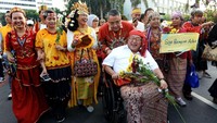 Momen saat Menteri Desa, PDT dan Transmigrasi Eko Sandjojo mendorong kursi roda budayawan Wimar Witoelar mengikuti pawai budaya memperingati Hari Internasional Masyarakat Adat se-Dunia di Bundaran HI, Jakarta Pusat, Minggu (7/8/2016). dok. detikcom  