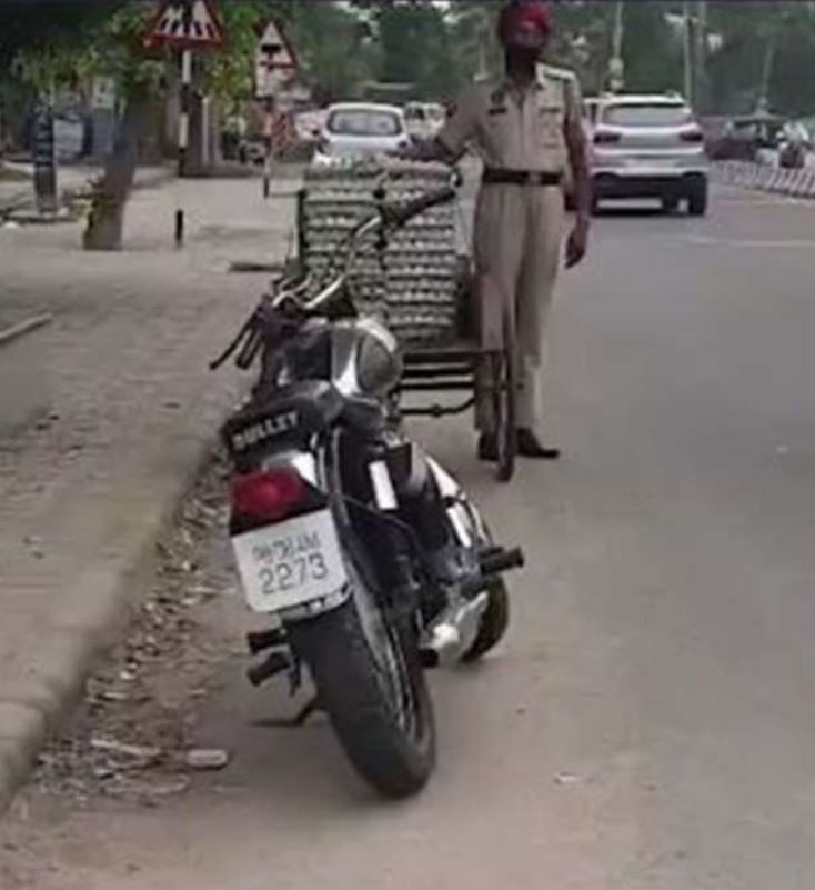Miris! Polisi Ini Tertangkap Curi Telur Ayam di Pinggir Jalan
