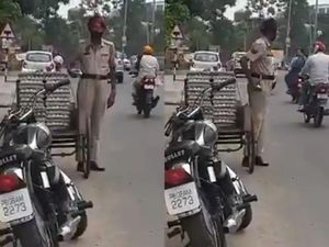 Miris! Polisi Ini Tertangkap Curi Telur Ayam di Pinggir Jalan