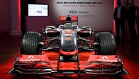 Tampilan Lewis Hamilton 2010 GP Turki McLaren Mercedes MP4-25A dipamerkan di Sotheby, London, Selasa (18/5/2021) waktu setempat. AP Photo/Alberto Pezzali  