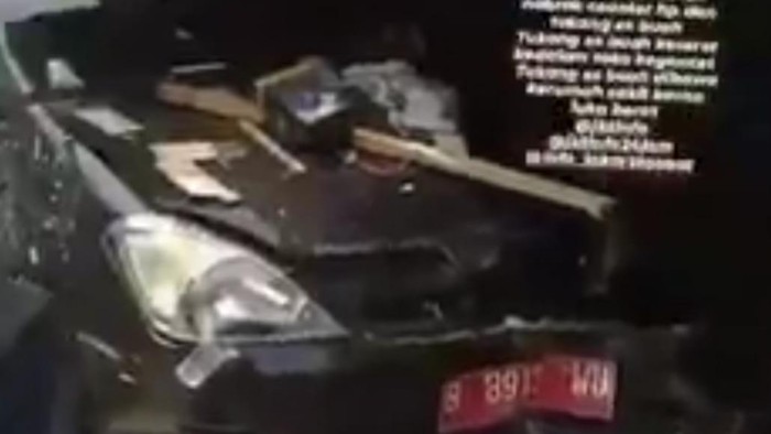 Mobil pelat merah tabrak konter HP di Senen, Jakpus, Rabu (19/5/2021)
