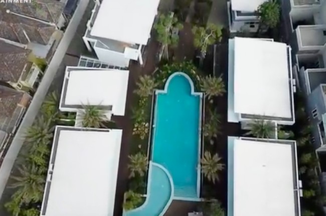 Dijemput jet pribadi Gilang, mereka terbang ke Surabaya sebelum melanjutkan perjalanan ke rumah Gilang. Setiba di rumah Gilang, Nagita dan Rafathar langsung diajak untuk house tour. Inilah tampak atas rumah Gilang yang berkonsep seperti resor dengan kolam renang kaca dan deretan kamar tamu bergaya villa. (Foto: YouTube/Rans Entertainment)