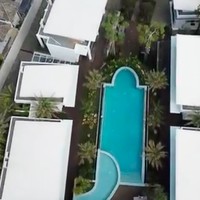 Dijemput jet pribadi Gilang, mereka terbang ke Surabaya sebelum melanjutkan perjalanan ke rumah Gilang. Setiba di rumah Gilang, Nagita dan Rafathar langsung diajak untuk house tour. Inilah tampak atas rumah Gilang yang berkonsep seperti resor dengan kolam renang kaca dan deretan kamar tamu bergaya villa. (Foto: YouTube/Rans Entertainment)