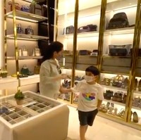 Ia pun langsung terkejut ketika berada di dalam walk-in closet yang menyimpan koleksi tas dan sepatu mewah milik Shandy. Nggak sebanyak tas Kak Gigi, kata Shandy. (Foto: YouTube/Rans Entertainment)