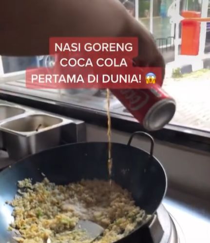 nasi goreng pakai cola yang unik.