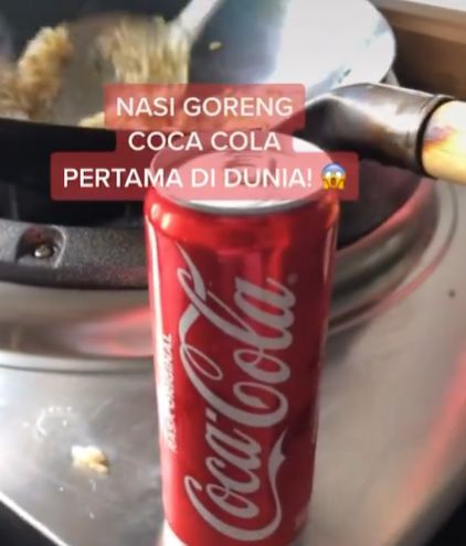 nasi goreng pakai cola yang unik.