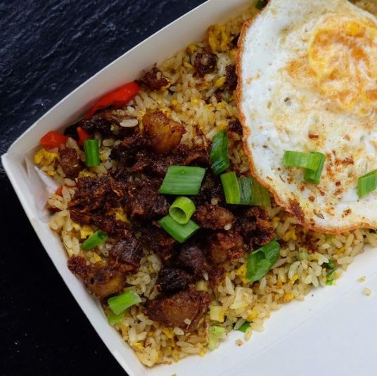 nasi goreng pakai cola yang unik.