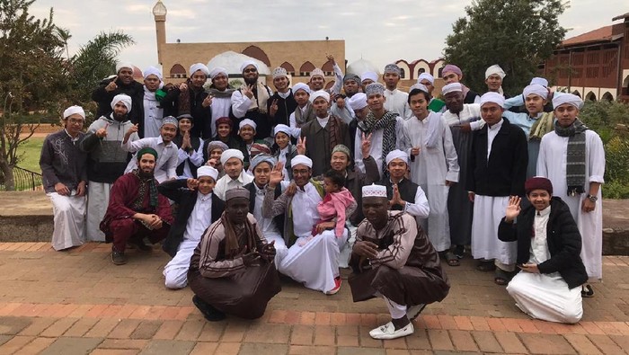 Nurmahmudi Hifzhullah dan teman-temannya di ponpes PPDU Zakariyya, Afsel.