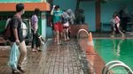 Panik Gak! Kerumunan Kolam Renang Ini Dibubarkan Aparat