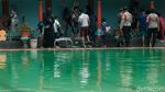 Panik Gak! Kerumunan Kolam Renang Ini Dibubarkan Aparat
