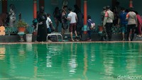 Kompol Jun Nurhaida melaporkan kegiatan pembubaran di kolam renang.   