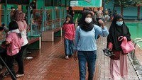 Pada pukul 12.00 WIB, kolam renang sudah ditutup. Berdasarkan data yang dihimpun, dalam dua hari ada 500 pengunjung di Kolam Renang Tirta Agung.  