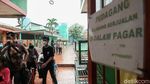 Panik Gak! Kerumunan Kolam Renang Ini Dibubarkan Aparat
