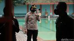 Panik Gak! Kerumunan Kolam Renang Ini Dibubarkan Aparat