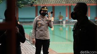 Pembubaran kerumunan di Kolam Renang Tirta Agung, Tangsel, Banten, ini dihadiri Kapolsek Ciputat Timur Kompol Jun Nurhaida, Rabu (19/5/2021). Nurhaida mengatakan, kolam renang ini baru saja dibuka usai libur Lebaran.  