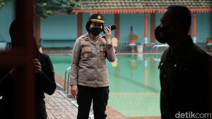 Panik Gak! Kerumunan Kolam Renang di Tangsel Ini Dibubarkan Aparat Polisi dan TNI membubarkan kerumunan di Kolam Renang Tirta Agung di Jl RE Martadinata, Tangsel. Pengunjung langsung kocar-kacir.