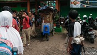 Melihat ada kerumunan, pihaknya mendatangi kolam renang bersama TNI. Pengunjung yang kebanyakan anak-anak langsung dibubarkan.  