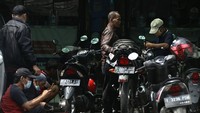 Beberapa pelanggan mengaku, motor mereka diperbaiki karena telah melewati perjalanan jauh saat dibawa mudik ke kampung halaman saat libur Lebaran.  