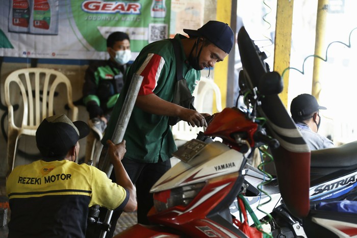 Usai libur Lebaran Idul Fitri 1442 H, bengkel roda dua penuh diserbu pengunjung yang ingin memperbaiki kendaraannya.