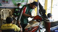 Mereka ada yang mengganti oli atau suku cadang lainnya.  