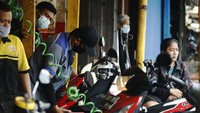 Banyak kendaraan roda dua yang mengantre untuk sekadar mengganti oli kendaraan roda dua mereka.   