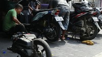 Libur lebaran yang sudah selesai, rupanya menjadi berkah tersendiri bagi para pemilik bengkel sepeda motor di Jakarta.  