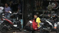 Salah satu bengkel motor di kawasan Palmerah, Jakarta, Rabu (19/05/2021), tengah melayani pelanggan yang hendak menyervis kendaraan motornya.  