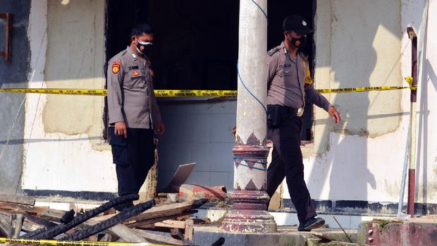 Kapolda Lampung Irjen Pol Hendro Sugiatno (lima kanan) bersama Bupati Lampung Selatan Nanang Ermanto (enam Kanan) meninjau Maposek Candipuro yang dibakar oleh massa di Desa Titi Wangi, Candipuro, Lampung Selatan, Lampung, Rabu (19/5/2021). Aksi pembakaran Mapolsek Candipuro oleh massa yang terjadi pada Selasa (18/05/2021) malam diduga dipicu kekesalan warga atas maraknya kasus kriminal pencurian dengan kekerasan atau begal di wilayah hukum Polsek tersebut yang tidak terungkap. ANTARA FOTO/Ardiansyah/hp.