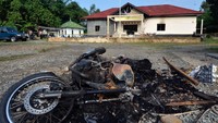 Situasi di Polsek Candipuro hari ini. Terlihat sisa-sisa kerusuhan berupa sepeda motor terbakar dan bangunan polsek yang rusak (Foto: ANTARA FOTO/ARDIANSYAH)