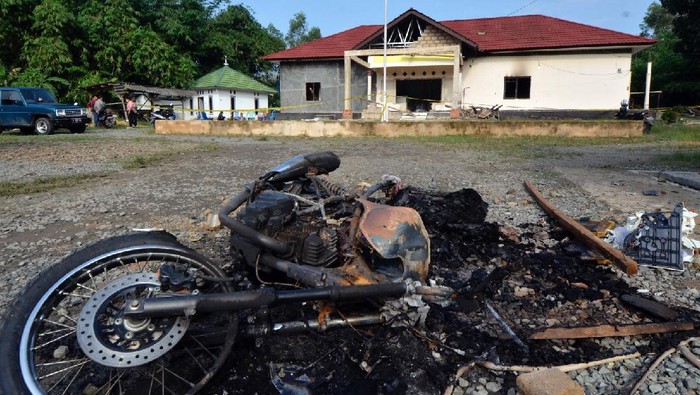 Kapolda Lampung Irjen Pol Hendro Sugiatno (lima kanan) bersama Bupati Lampung Selatan Nanang Ermanto (enam Kanan) meninjau Maposek Candipuro yang dibakar oleh massa di Desa Titi Wangi, Candipuro, Lampung Selatan, Lampung, Rabu (19/5/2021). Aksi pembakaran Mapolsek Candipuro oleh massa yang terjadi pada Selasa (18/05/2021) malam diduga dipicu kekesalan warga atas maraknya kasus kriminal pencurian dengan kekerasan atau begal di wilayah hukum Polsek tersebut yang tidak terungkap. ANTARA FOTO/Ardiansyah/hp.